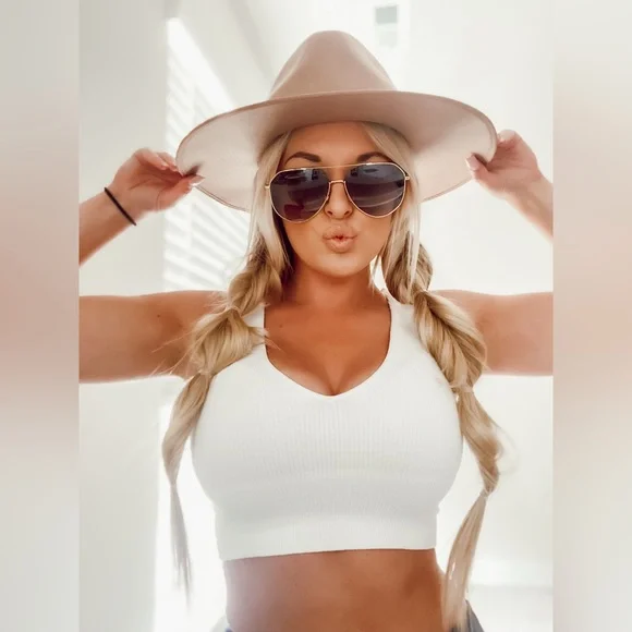 Flat brim tan hat - Picture 2 of 5